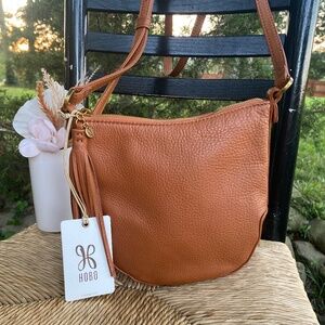 HOBO Lexi crossbody in pebbled leather - Warm Honey